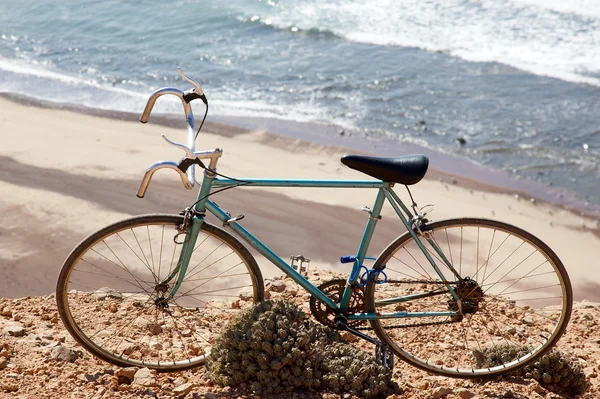 Ποδήλατο στις ακτές του ωκεανού — Φωτογραφία Αρχείου