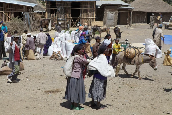 Mujeres en el mercado rural africano — Foto de Stock