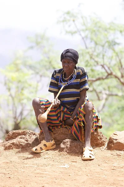 Mujer africana está fumando una pipa —  Fotos de Stock