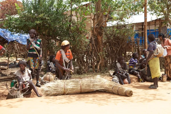 Afrikaanse op de tribal markt — Stockfoto