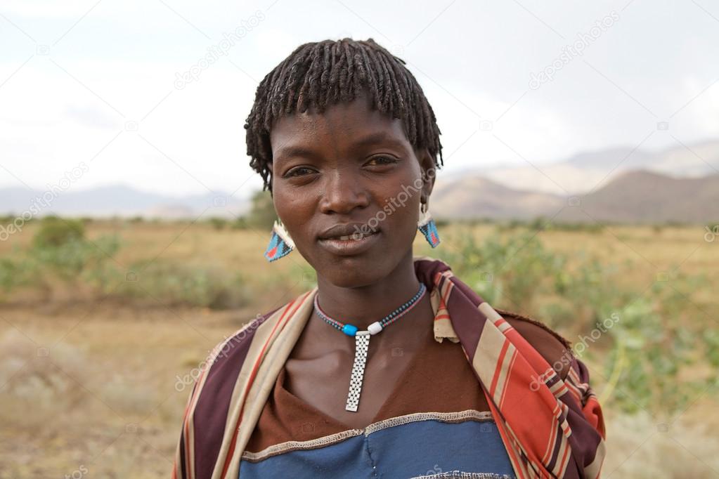 Femme Africaine Avec Tatouage Tribal Photo éditoriale