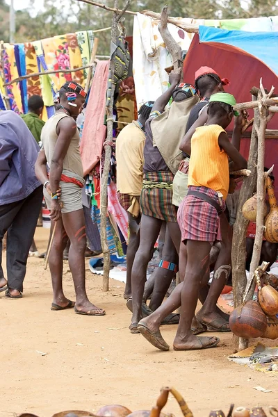 Hombres tribales africanos en el mercado —  Fotos de Stock