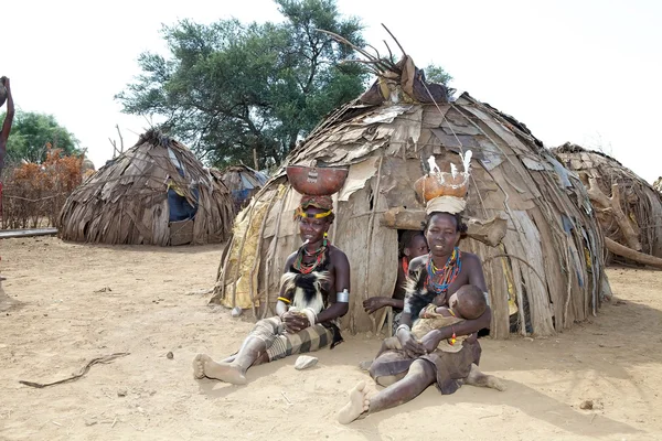 Afrikanske kvinner i landsbyen – stockfoto