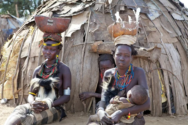 Afrikanska kvinnor i byn — Stockfoto