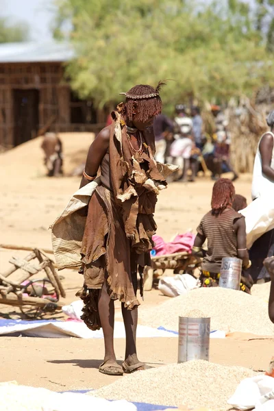 Afrikansk kvinna på marknaden — Stockfoto