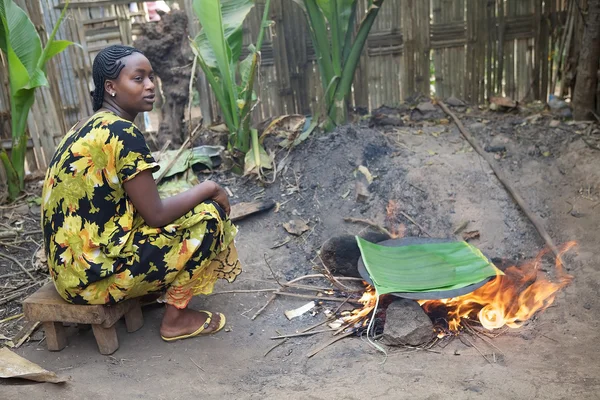 Afrikansk kvinna är matlagning — Stockfoto