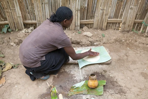 Mujer africana está cocinando —  Fotos de Stock