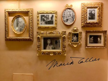 Maria Callas 'ın Phoenix' teki portreleri, Teatro la Fenice, Venedik, İtalya 'da bir opera binasının içi. İtalyan tiyatrosu tarihinin en ünlü ve ünlü simgelerinden biridir..