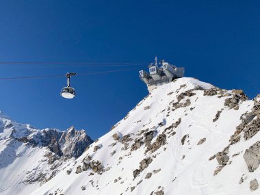 Pointe Helbronner istasyonu Skyway Monte Bianco boyunca, Courmayeur kasabası, İtalya. Skyway Monte Bianco, İtalya 'nın Alplerinde bulunan ve Courmayeur kasabasını Mont Blanc' ın güney tarafındaki Pointe Helbronner 'a bağlayan bir teleferik. 