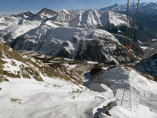 沿着意大利Courmayeur镇的Skyway Monte Bianco 它是意大利阿尔卑斯山的缆车 连接库马约尔镇和勃朗峰地块南侧的波因特 赫尔布朗纳 — 图库照片