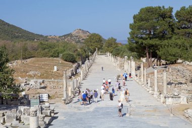 Türkiye 'nin Efes kentindeki arkeolojik kazılarda sokak manzarası. Ephesus 2015 yılında dünya mirası listesine yazılmıştır. İyonya kıyısında, İzmir İli 'nde MÖ 10. yüzyılda eski Arzawa başkenti A tarafından inşa edilmiştir.