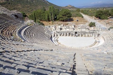 Türkiye 'nin Efes arkeoloji sahasındaki tiyatro. Ephesus 2015 yılında dünya mirası listesine yazılmıştır. İyonya kıyılarında, İzmir 'de MÖ 10. yüzyılda Attic ve Ionia tarafından eski Arzawanın başkentine inşa edilmiştir.