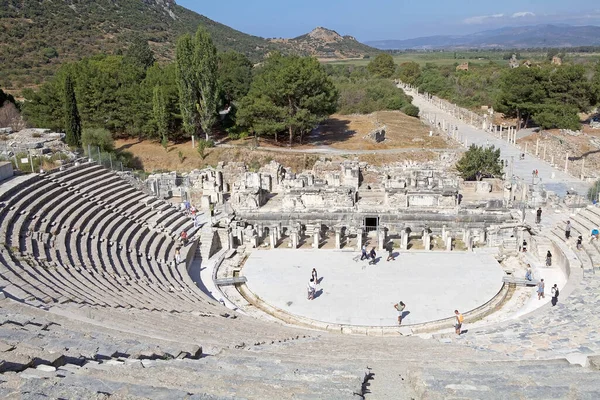 土耳其以弗所考古遗址的剧院 以弗所在2015年被列入世界遗产名录 它位于伊兹密尔省的伊奥尼亚海岸 始建于公元前10世纪 位于前阿尔扎万首都的原址上 由阿提克和伊奥尼亚建造 — 图库照片