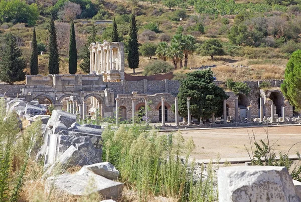 Arka Planda Celsius Kütüphanesi Olan Efes Arkeolojik Sitesi Türkiye Ephesus — Stok fotoğraf