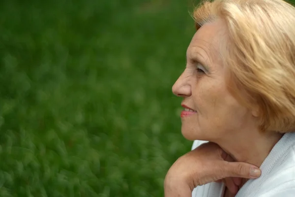 Vrij oudere vrouw ging over de aard — Stockfoto