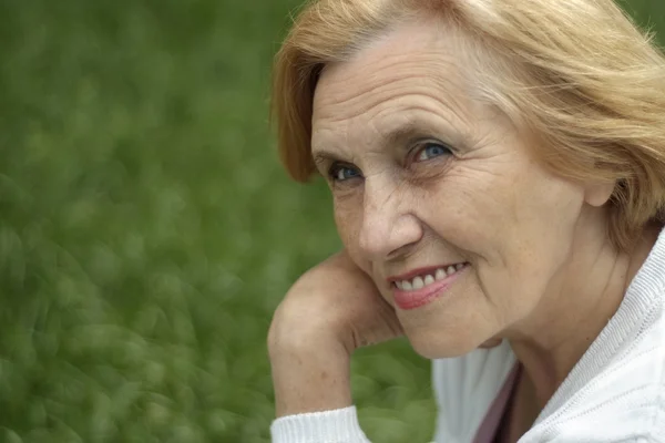 Fine elderly woman went on the nature — Stock Photo, Image