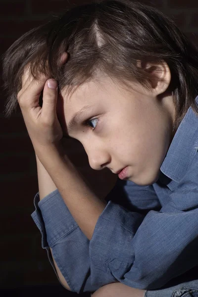 Enfant caucasien frustré assis — Photo