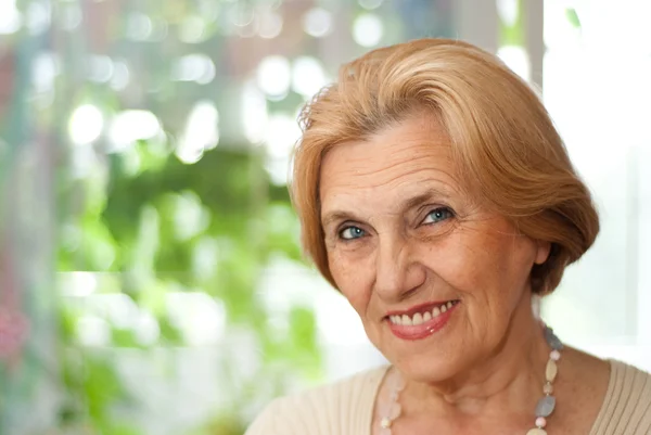 Schattig oudere vrouw rusten — Stockfoto