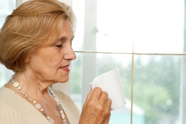 Denkende ältere Frau ruht — Stockfoto