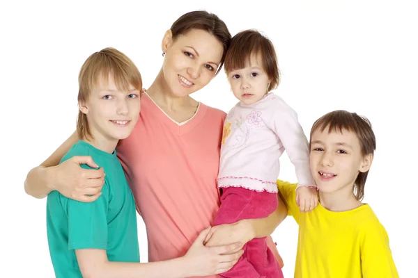 Jemné rodina v jasných trička — Stock fotografie