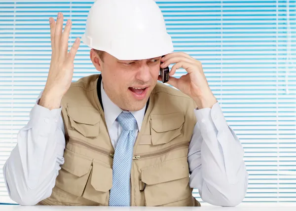 Homem adorável trabalhando no capacete de construção — Fotografia de Stock