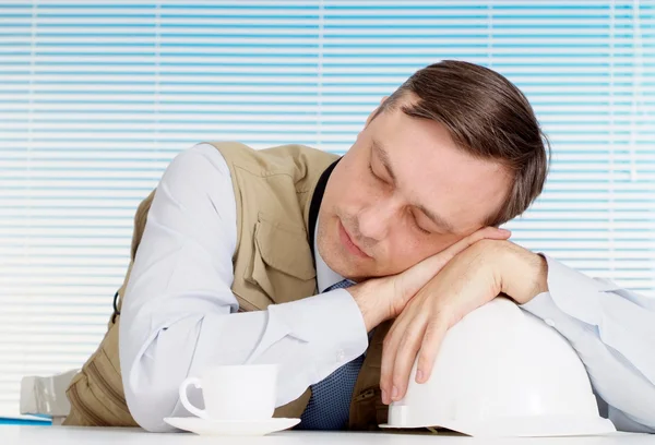 Uomo addormentato che lavora nel casco da costruzione — Foto Stock