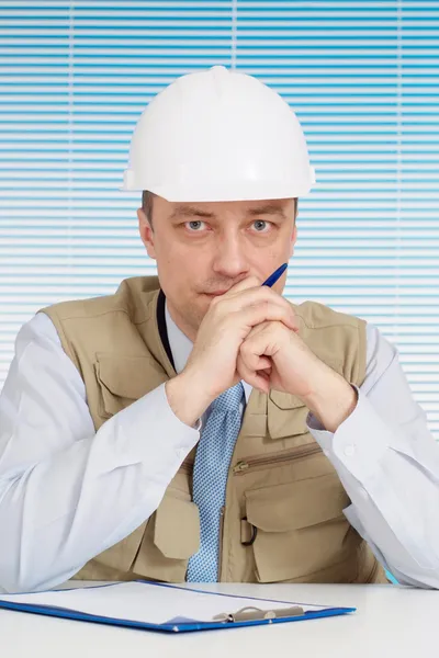 Uomo calmo che lavora nel casco da costruzione — Foto Stock