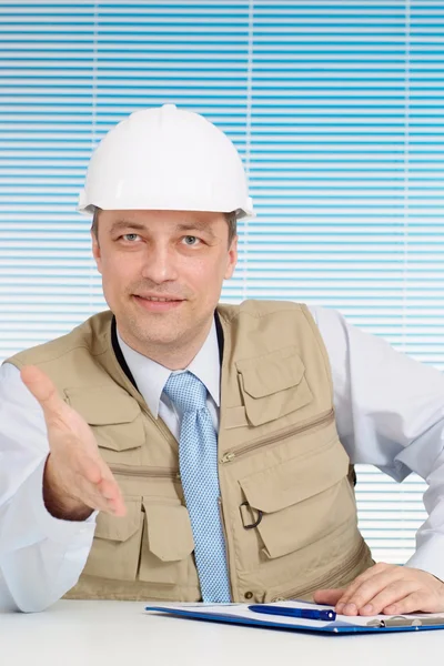 Hombre feliz trabajando en el casco de construcción —  Fotos de Stock