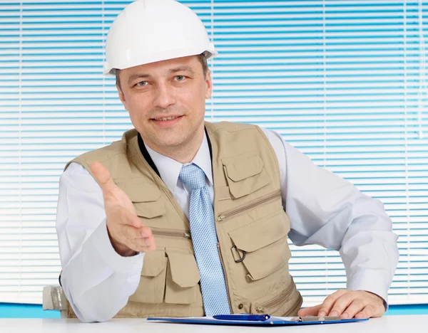 Grande uomo che lavora nel casco da costruzione — Foto Stock