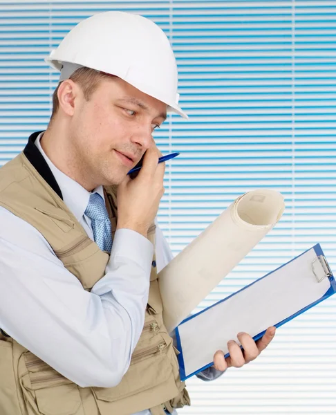 Hombre galante trabajando en el casco de construcción — Foto de Stock