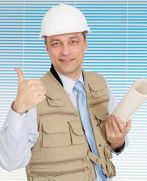 Macho bem sucedido trabalhando no capacete de construção — Fotografia de Stock