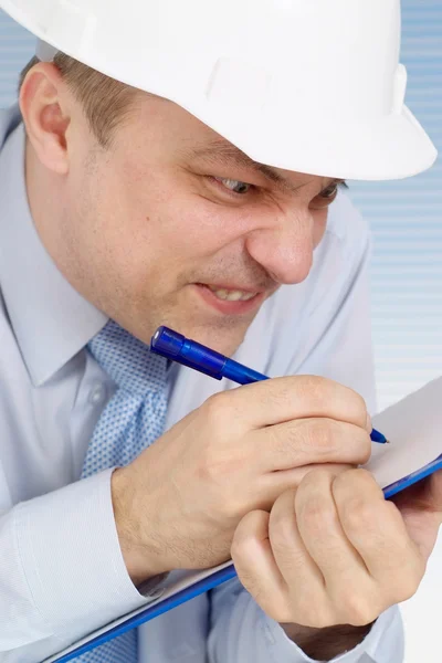 Boze man werken in de bouw helm — Stockfoto