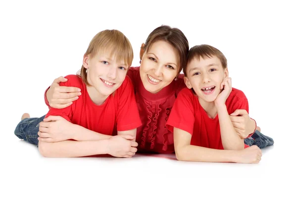 Жінка і її сини в червоних светрах — стокове фото
