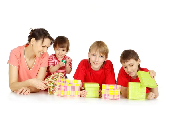 Mujer y sus hijos con regalos — Foto de Stock