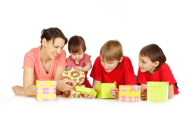 Madre y sus hijos con regalos —  Fotos de Stock