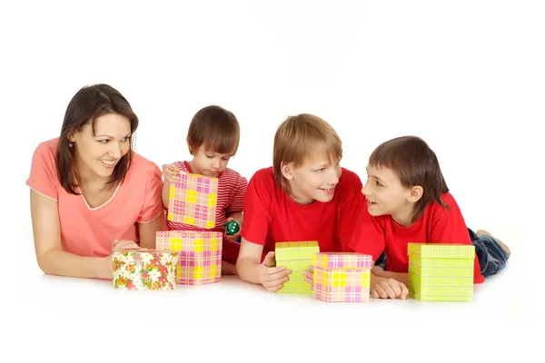 Motehr et les enfants avec des cadeaux — Photo