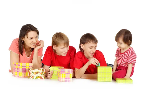 Mutter und ihre netten Kinder mit Geschenken — Stockfoto