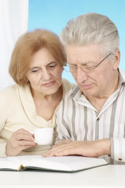 Preciosa pareja de ancianos descansando en casa — Foto de Stock