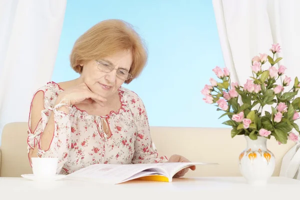 Elderly woman is resting at home — Stock Photo, Image