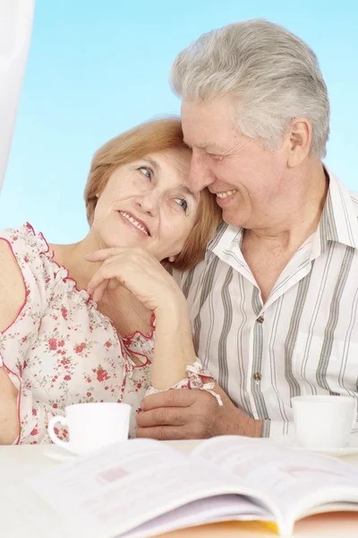 Liefdevolle bejaarde echtpaar rusten thuis — Stockfoto