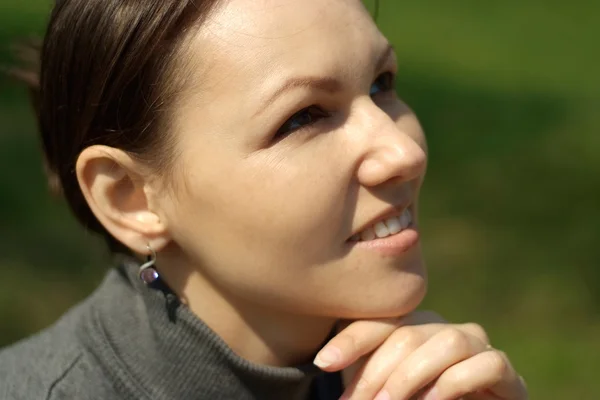 Mujer encantadora en la naturaleza —  Fotos de Stock