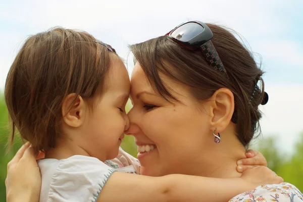 Moeder en baby gingen voor een wandeling — Stockfoto