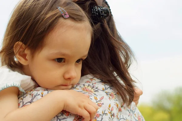 お母さんと子供は散歩に出かけた — ストック写真