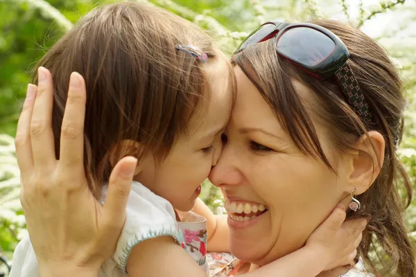 Mama en kind ging voor een wandeling — Stockfoto