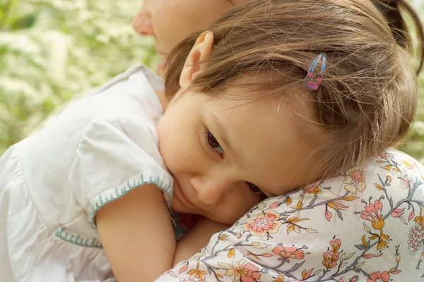 Máma a dítě šli na procházku — Stock fotografie