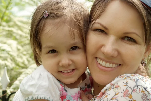 Mom and her daughter went for a walk — Stock Photo, Image