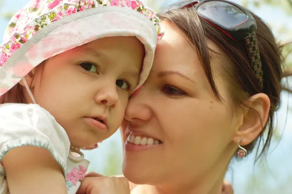 La niña y su madre fueron a dar un paseo. — Foto de Stock