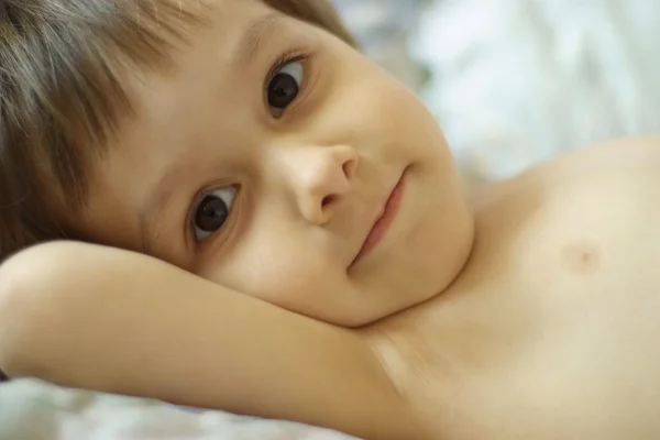 Beautiful little girl in bed — Stock Photo, Image