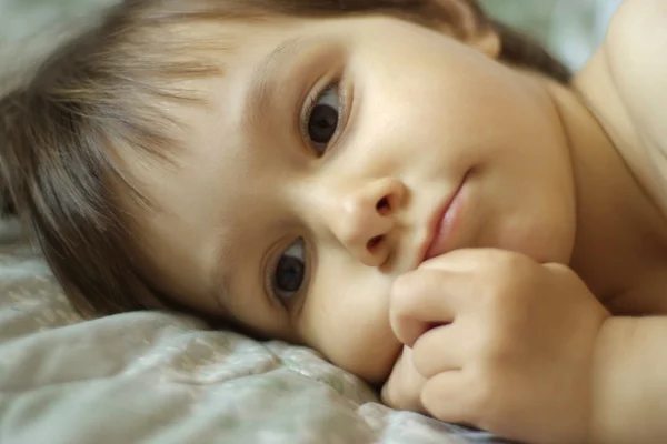 Милая маленькая девочка в постели — стоковое фото