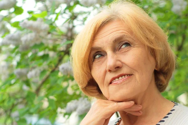 Señora disfruta de la unión con la naturaleza —  Fotos de Stock